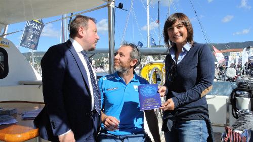 Debora Serracchiani (Presidente Regione Friuli Venezia Giulia) con Andrea Stella (Progettista catamarano) ed Enzo Zoccano (Presidente Consulta disabili) a bordo del catamarano Spirito di Stella - Trieste 07/10/2017